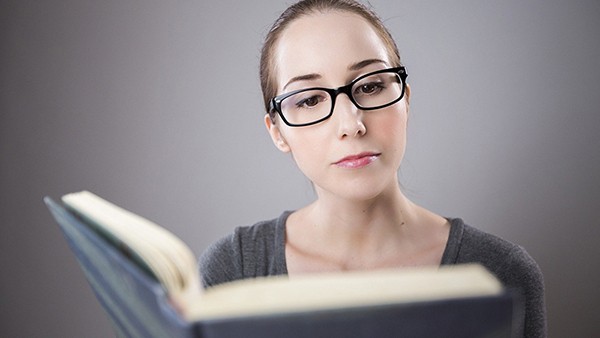 Vrouw die leest.jpg
